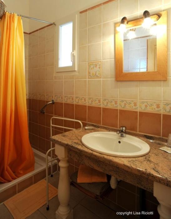 Les Hotes De La Combe Mouis Creissan Номер фото